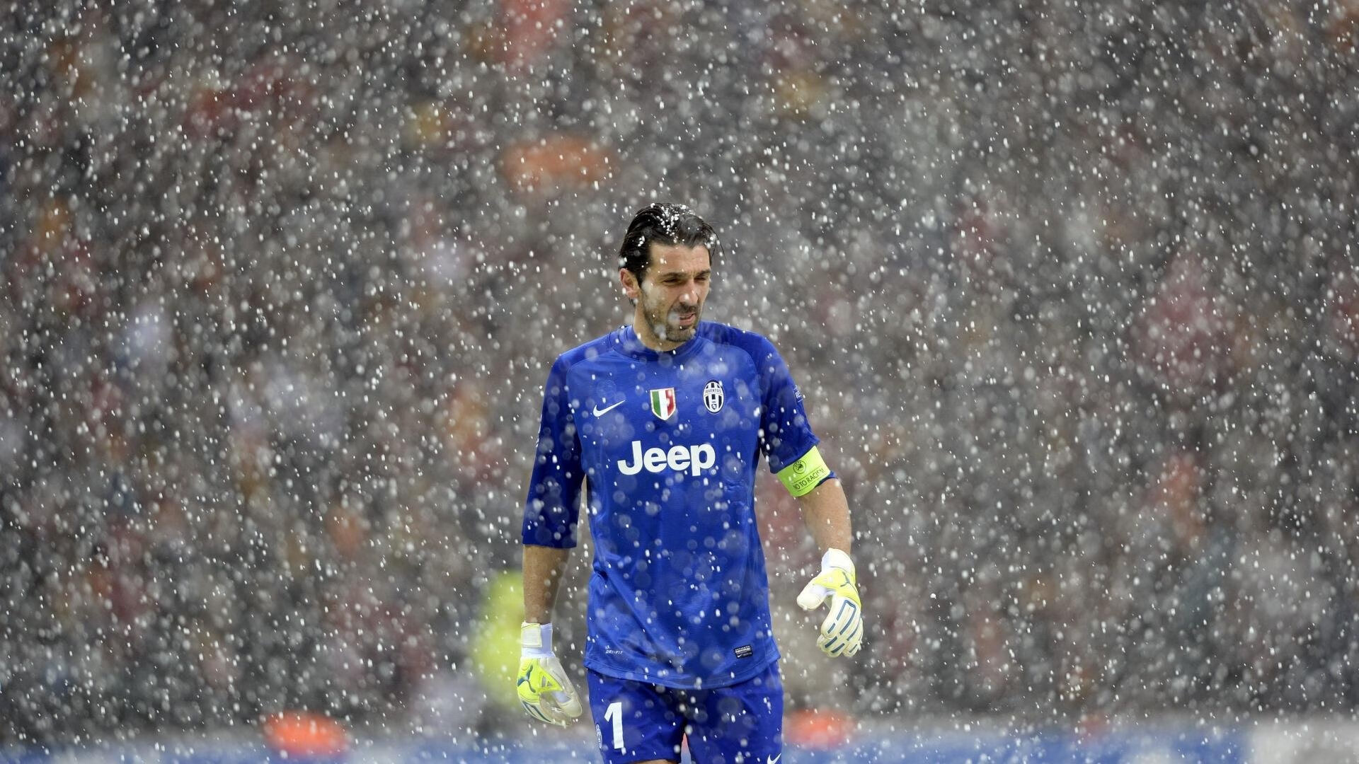 爱游戏 电竞-世界足球年鉴发布，盘点年度精彩时刻，世界足坛经典比赛